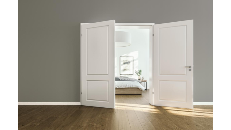 Geöffnete Doppeltür, die den Blick in ein minimalistisches Schlafzimmer mit Holzfußboden freigibt